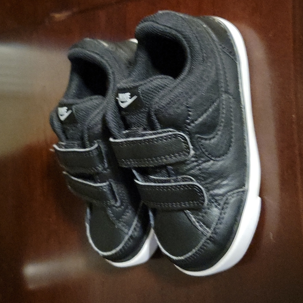 Nike Boys sneakers sz 8c